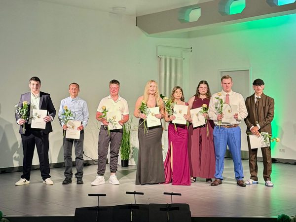 Die Klasse 9a auf der Bühne mit ihren Zeugnissen.